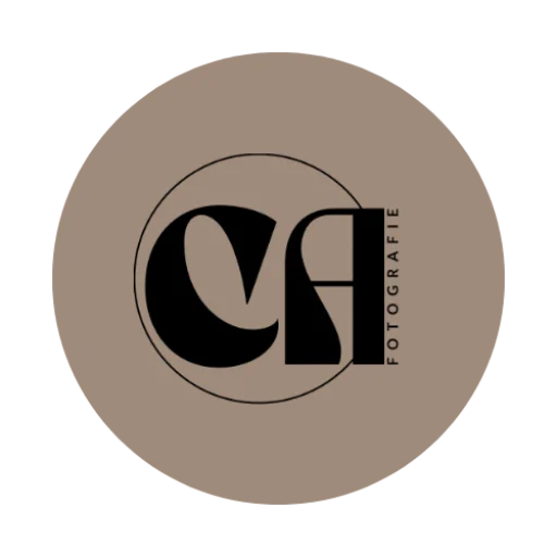 Logo von Caroline Arndt Fotografie – minimalistisches rundes Design in Taupe mit schwarzen Initialen „CA“ und dem Schriftzug Fotografie