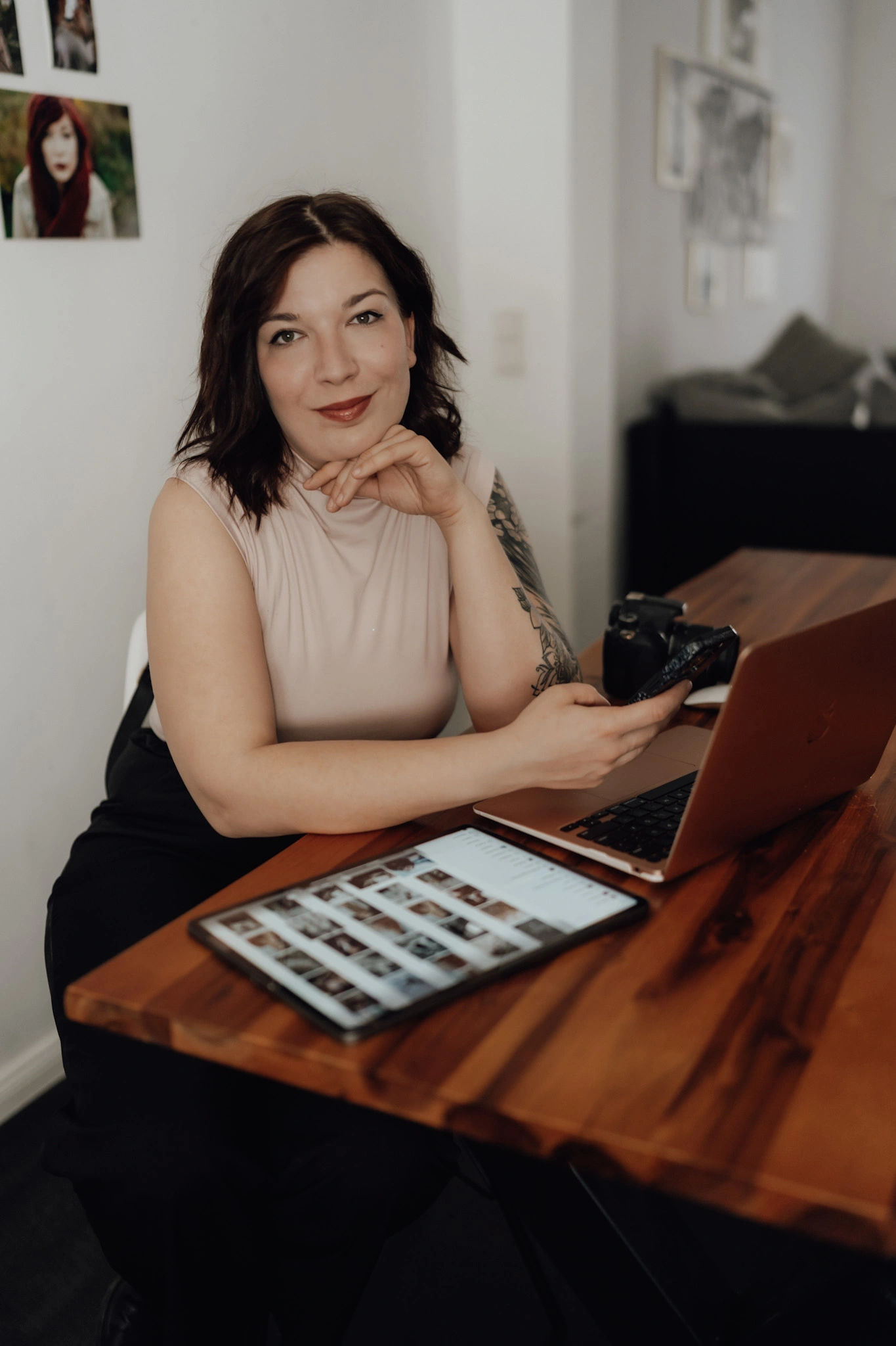 Caroline Arndt, Hochzeitsfotografin aus Lutherstadt Wittenberg, am Laptop im Studio