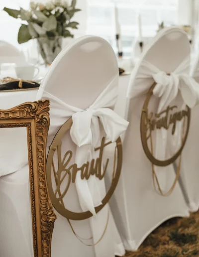 Stühle für Braut und Bräutigam mit weißer Schleife und goldenen Schriftzügen – Hochzeitsdeko Leipzig Halle Berlin Wittenberg