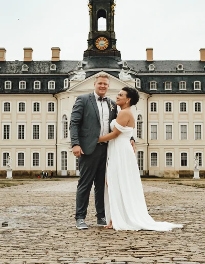 Brautpaar vor dem Schloss Wermsdorf – romantische und elegante Hochzeitsfotografie in Sachsen